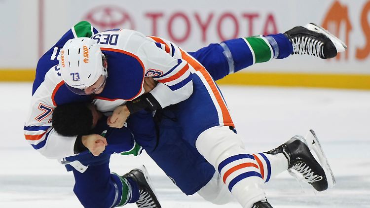 Bei den Ringeinlagen waren die Oilers, hier Vincent Desharnais, immerhin obenauf. 