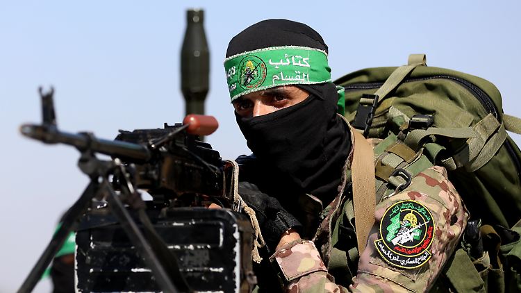 Ein schwer bewaffneter Hamas-Kämpfer.