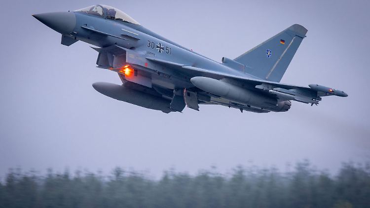 Einer von insgesamt sechs Eurofightern der Bundeswehr startet zu einer Militärübung nach Jordanien.