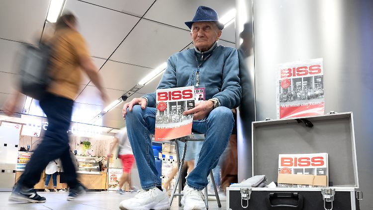 Tibor Adamec, sitzt mit der aktuellen Ausgabe der "Biss·" am Münchner U-Bahnhof Marienplatz. 