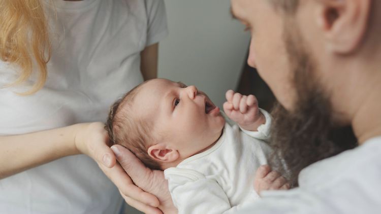So stellen sich viele Ersteltern das Leben mit Baby vor, der Alltag ist oft herausfordernder.