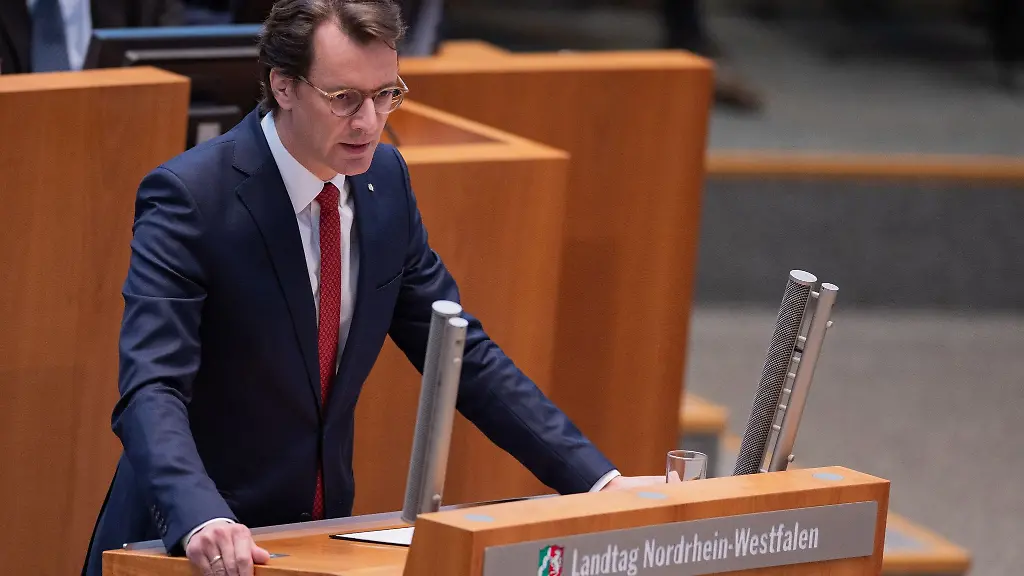 Hendrik-Wuest-CDU-Ministerpraesident-von-NRW-spricht-in-der-Aktuellen-Stunde-im-Landtag-von-Nordrhein-Westfalen-zu-den-friedlichen-Demonstrationen-gegen-Rechtsextremismus-und-die-AfD-der-vergangenen-Tage