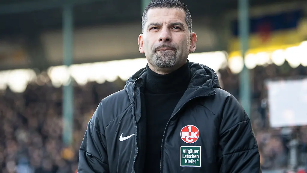 Kaiserslauterns-Trainer-Dimitrios-Grammozis-ist-vor-einem-Spiel-im-Stadion