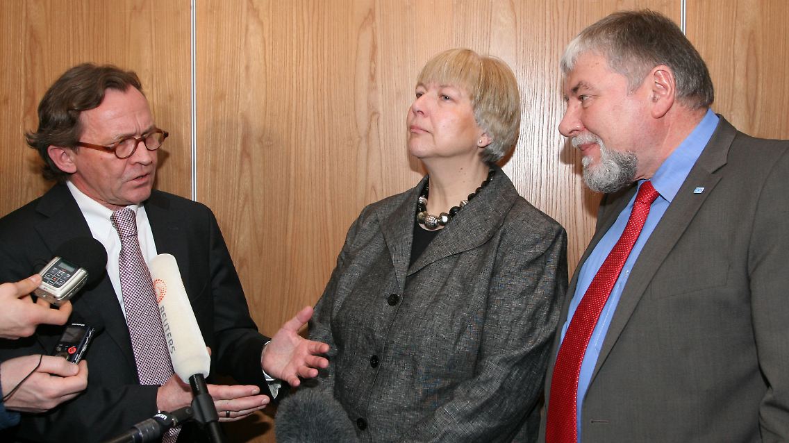 Ulrich Weber (l.), Personalvorstand der Deutschen Bahn, Regina Rusch-Ziemba, Vize-Vorsitzende der Eisenbahn- und Verkehrsgewerkschaft (EVG), und Heinz Fuhrmann, Tarifexperte der EVG.