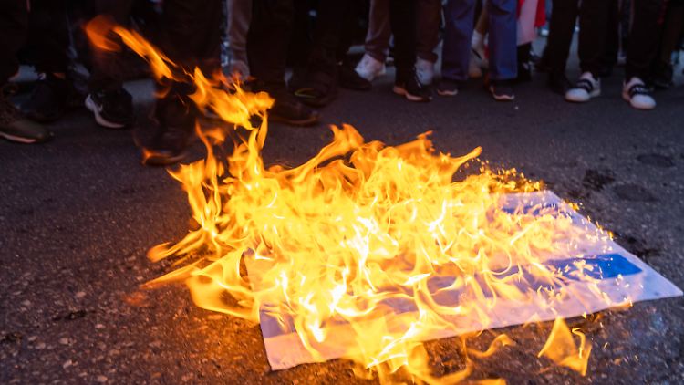 Die Zerstörung und Verunglimpfung von ausländischen Staats-Flaggen gilt hierzulande als Straftat.