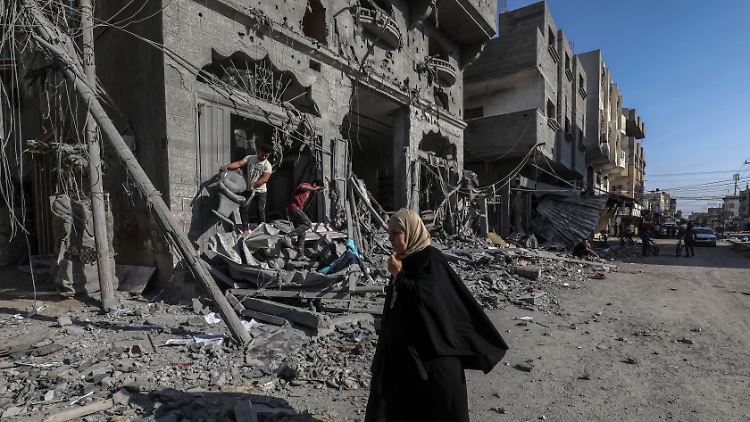 Palästinenser inspizieren zerstörte Gebäude nach israelischen Luftangriffen. Die Lage für die Zivilbevölkerung wird immer prekärer.