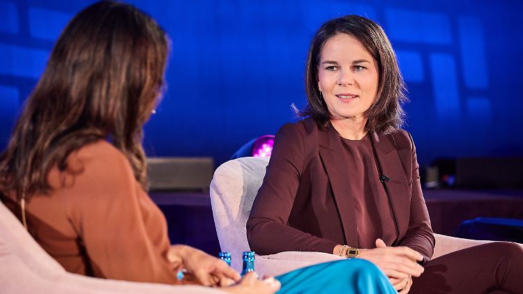 Annalena Baerbock im Gespräch mit Brigitte-Chefredakteurin Brigitte Huber.