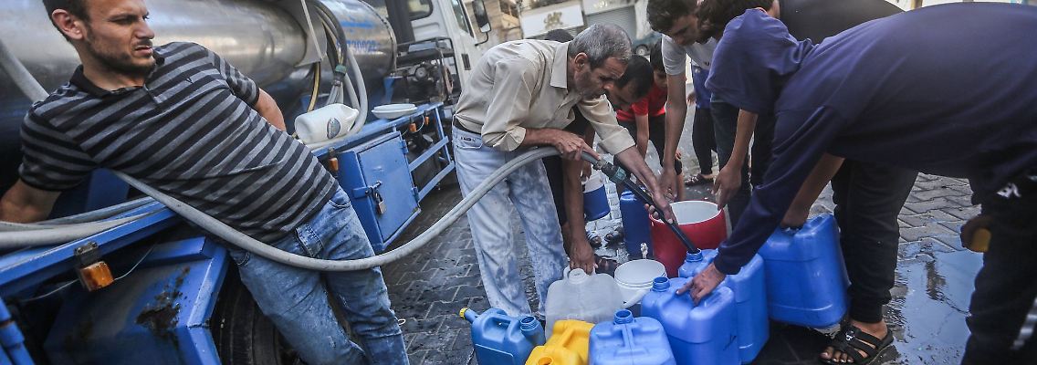 In Gaza-Stadt wird Trinkwasser verteilt. Nach dem Massaker der islamistischen Hamas in Israel bombardiert die Armee des Landes den dicht besidelten Gazastreifen.