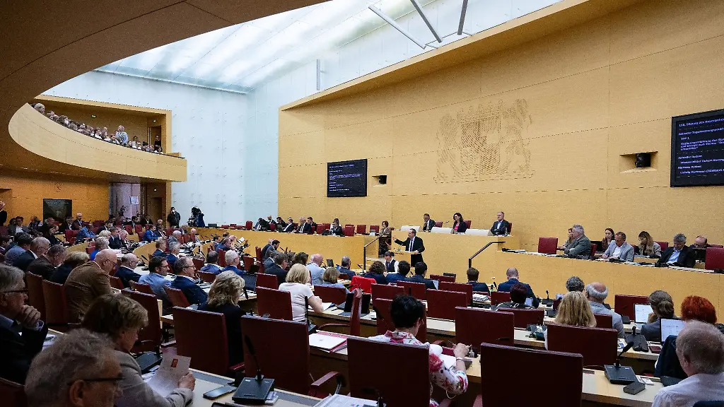 Eine-Plenarsitzung-im-bayerischen-Landtag
