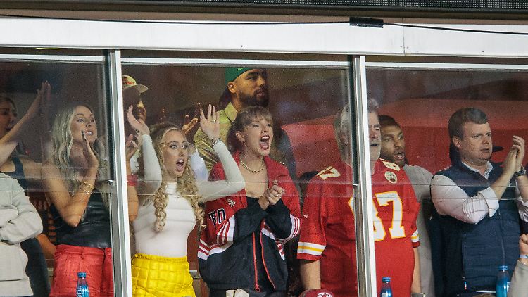 In roter Jacke mittendrin: Taylor Swift.