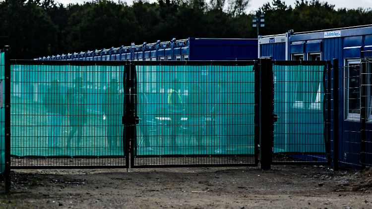 Asylbewerber sollen nicht nur in Containerdörfern bleiben, sondern zu gemeinnützigen Arbeiten herangezogen werden. 