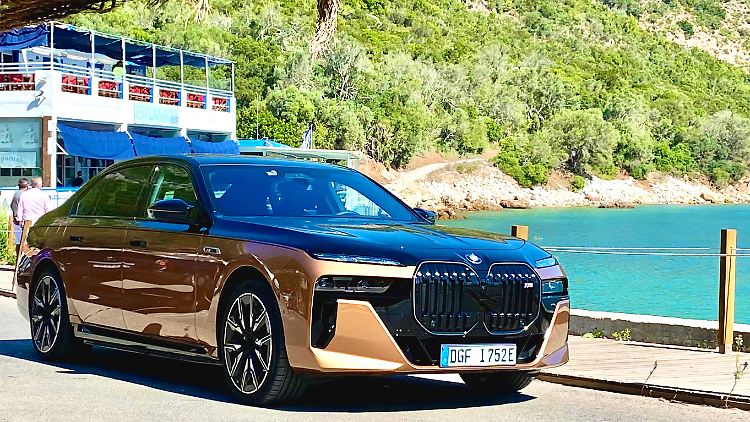 Dass der BMW i7 M70 polarisiert, liegt auf der Hand. Aber wetten, dass auch junge Europäer die beleuchtete Niere cool finden? In Fernost schätzt man solche verspielten Gimmicks.