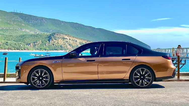 Echt jetzt? Der Oberklässler ist 5,39 Meter lang? An dieser Stelle dürften manche Kunden aussteigen. Denn dieser BMW passt nicht in jede Garage.