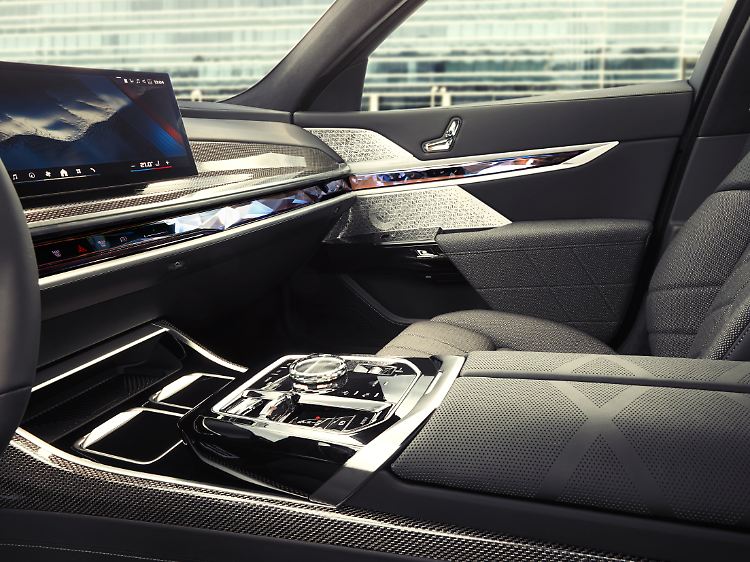 Sichtcarbon statt Holz passt zum sportlichsten Elektro-Siebener. Die flauschigen Sitze ziehen hier nicht mit. Sie sind eher feudal.