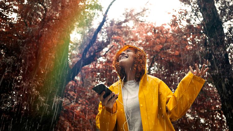 Mit wasserdichten Kopfhörern sind Musik, Podcast und Hörspiel auch bei schlechtem Wetter dabei. 