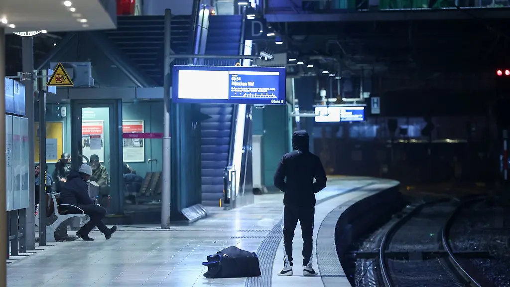 Nur-wenige-Menschen-sind-in-der-Nacht-bei-Streikbeginn-im-Hamburger-Hauptbahnhof-unterwegs
