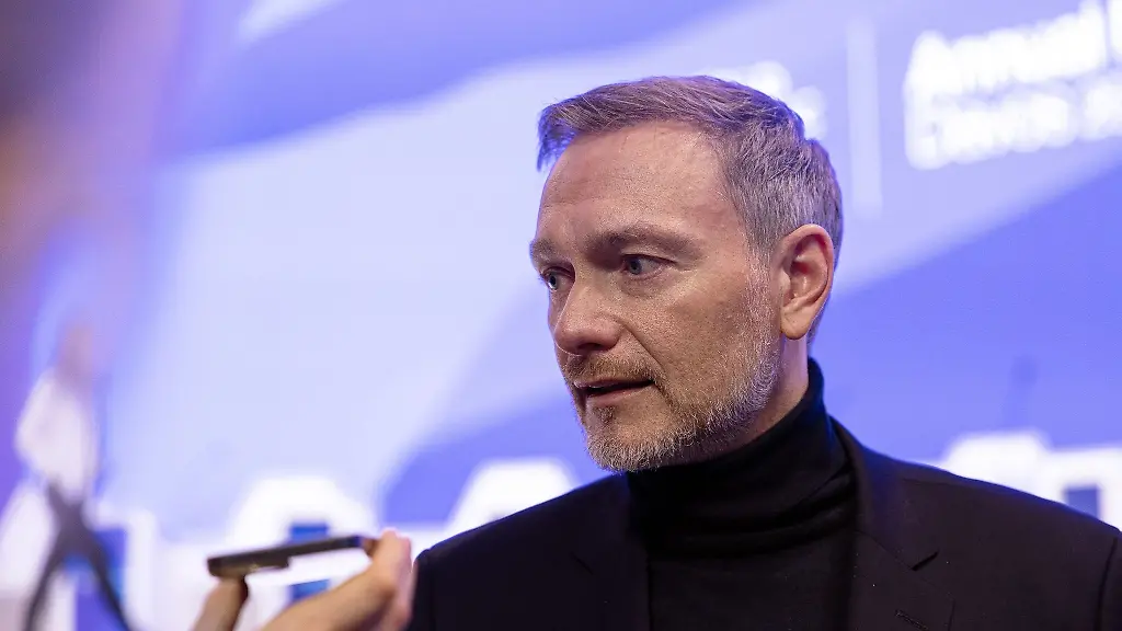 Die-Ampel-hat-die-Sparplaene-bei-der-Landwirtschaft-bereits-abgeschwaecht-Die-Steuerverguenstigungen-beim-Agrardiesel-sollen-demnach-nicht-auf-einen-Schlag-enden-Das-weiter-aufzuschieben-lehnt-FDP-Chef-Christian-Lindner-ab