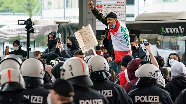 Pro-palästinensische Demonstration in Hamburg: Solidaritätsbekundungen für die Terrororganisation Hamas können strafbar sein.