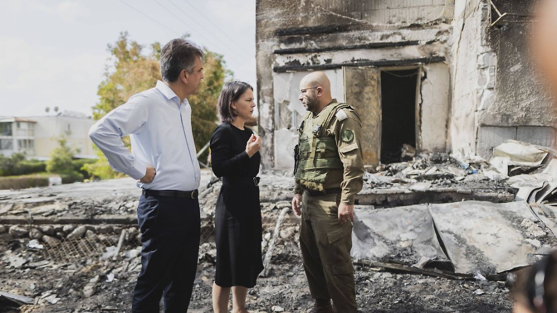 Außenministerin Baerbock besucht mit ihrem israelischen Amtskollegen Orte der Hamas-Gräuel.