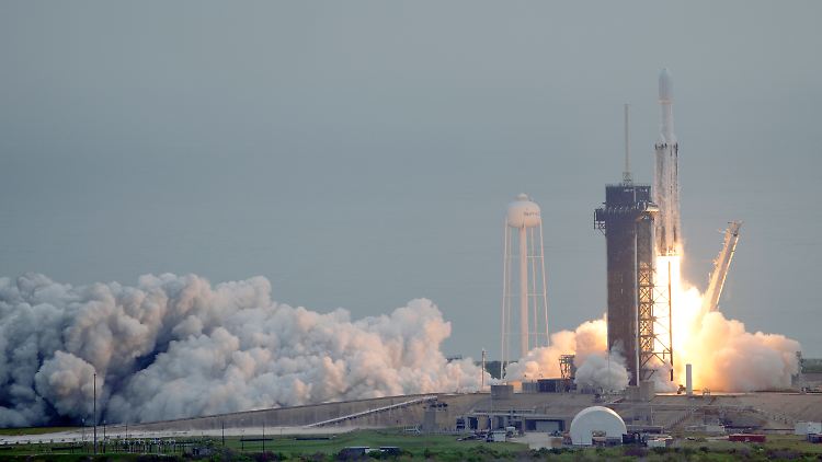 Eine "Falcon Heavy" des Unternehmens SpaceX trägt "Psyche" in Richtung Asteroidengürtel.