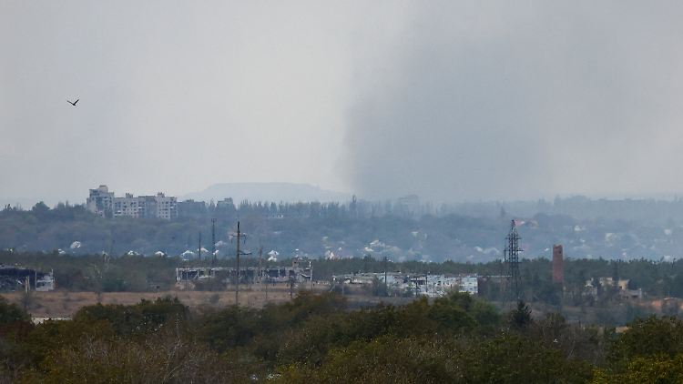 Dunkler Rauch über Awdijiwka. Die russischen Streitkräfte wollen die bisher freie ukrainische Stadt einkesseln.