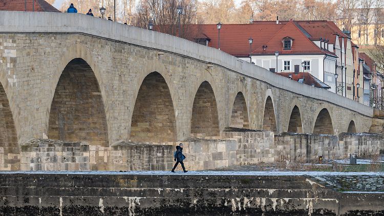 Die Steinerne Brücke in Regensburg - auf dem historischen Wahrzeichen der Stadt ereignete sich womöglich ein Verbrechen.