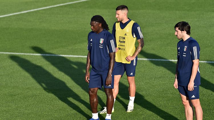 Sandro Tonali (r.) ist einer der beiden Beschuldigten. Er spielt bei Newcastle United. 