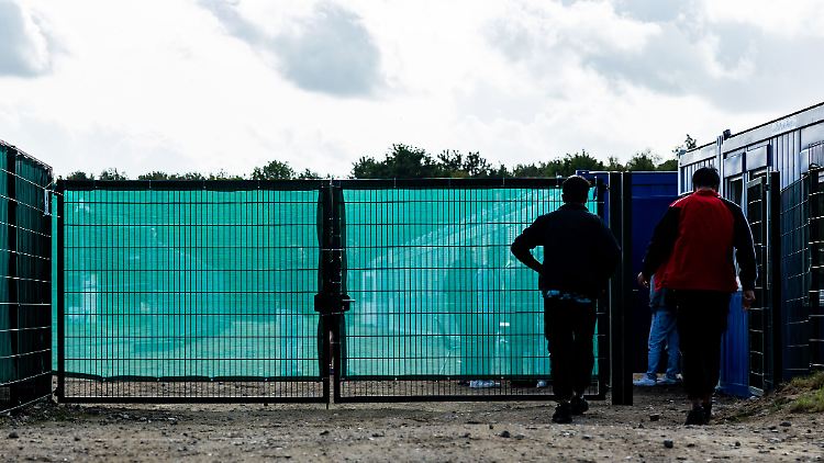 Wer eine geringe Anerkennungsquote hat, dessen Antrag soll beschleunigt bearbeitet werden. Das sei zielführender als die Debatte, um die Sicherheit des Herkunftslandes, sagte Ministerpräsident Weil.