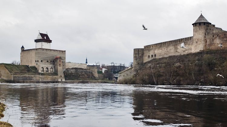 Die sogenannte Freundschaftsbrücke, die die estnische Stadt Narva am linken Ufer mit der russischen Stadt Iwangorod verbindet, wird unter anderem von der EU-Grenzschutzagentur Frontex überwacht.