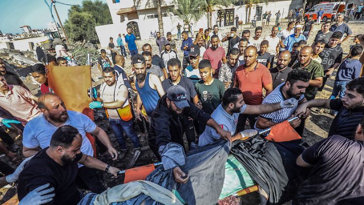 Palästinenser tragen nach israelischen Angriffen im Flüchtlingslager Rafah im südlichen Gazastreifen Opfer aus den Trümmern.