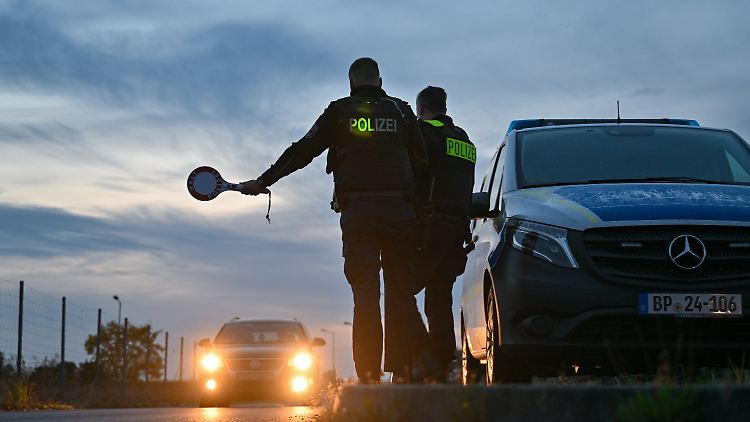 Beamte der Bundespolizei stoppen an der deutsch-polnischen Grenze in Forst einen PKW bei der Einreise. 