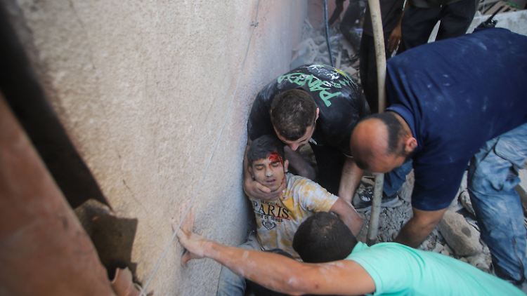 Situation gestern: Ein Verletzter wird nach einem israelischen Luftangriff auf Beit Lahia in Gazas Norden geborgen.