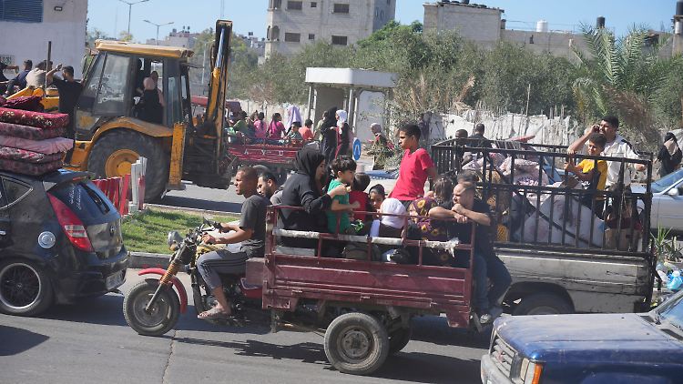 Palästinenser fliehen aus dem Norden des Gazastreifens.