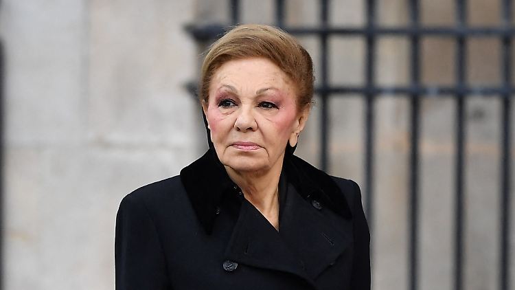 In Paris nahm die ehemalige Kaiserin Diba Pahlavi 2019 an der Beerdigung des ehemaligen französischen Präsidenten Chirac teil. Seit ihrer Flucht lebt sie hauptsächlich in Frankreich.