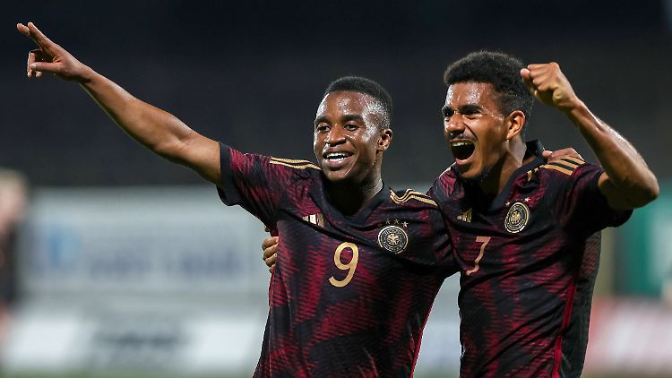 Der 18-jährige Youssoufa Moukoko (l.) ist die Lebensversicherung der U21-Nationalmannschaft.