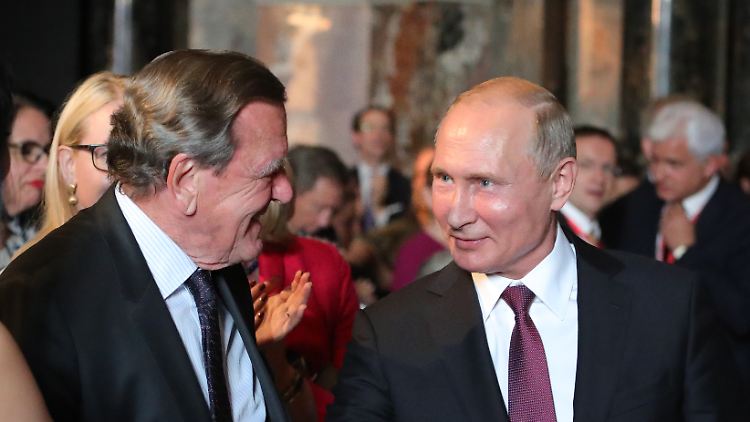 Der ehemalige Bundeskanzler Schröder und Russlands Präsident Putin (r.) bei einer Ausstellungseröffnung 2018 im Kunsthistorischen Museum Wien.