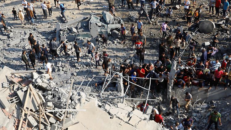 Palästinenser suchen nach Opfern nach einem israelischen Luftangriff auf den Süden des Gazastreifens.