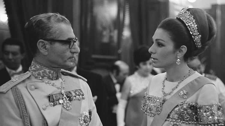 Der damalige Schah Mohammad Reza Pahlavi (l.) und Kaiserin Farah Diba während eines Staatsbesuches in Thailand im Januar 1968.