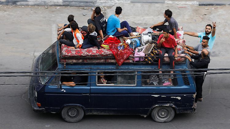 Zahlreiche Zivilisten packen ihre Habseligkeiten und verlassen den Norden des Gazastreifens.