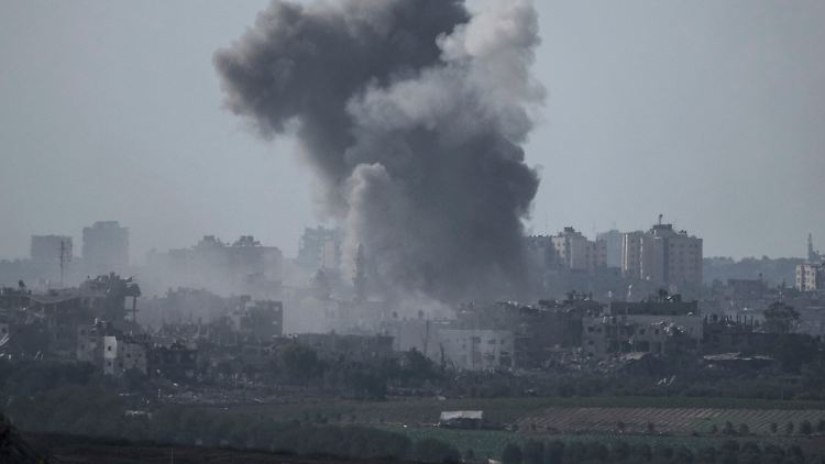 Das israelische Militär fliegt am Samstag weiter Luftangriff auf Ziele im Gazastreifen.