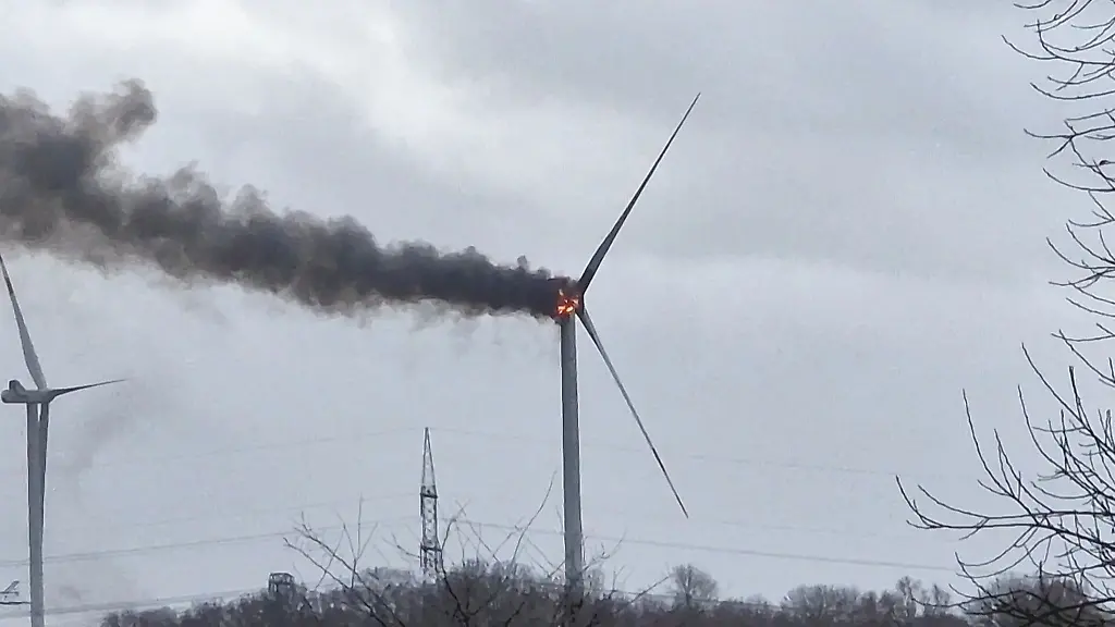 Bereits-am-Mittag-war-in-der-Naehe-von-Greifswald-der-Brand-einer-Windkraftanlagegemeldet-worden