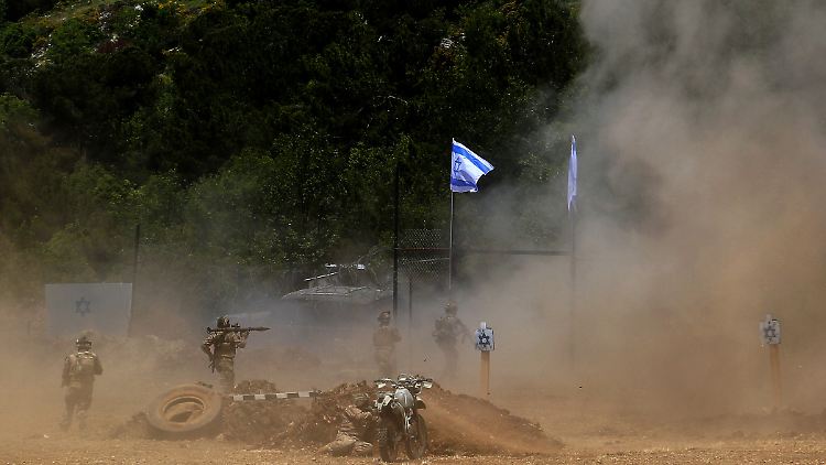 Hisbollah-Kämpfer simulieren den Abschuss von Raketen auf eine israelische Siedlung während einer Übung im Mai. 