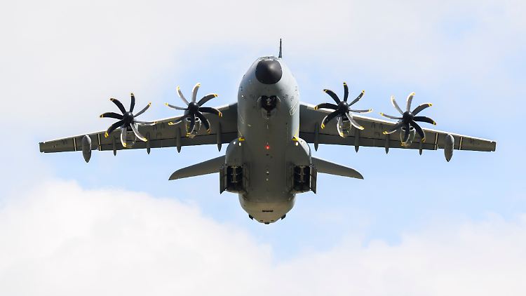 Zwei Militärtransporter der Bundeswehr sind bereits auf dem Weg nach Israel.
