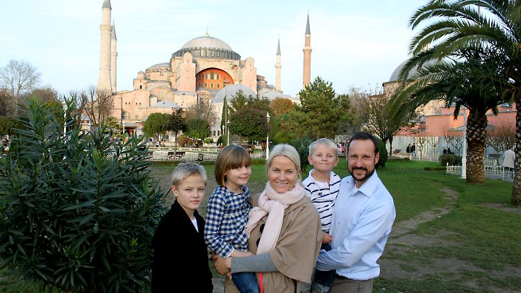 Die norwegische Kronprinzen-Familie posiert vor der Hagia Sophia in Istanbul (von links: Marius, Prinzessin Ingrid Alexandra, Kronprinzessin Mette-Marit, Prinz Sverre Magnus und Kronprinz Haakon.