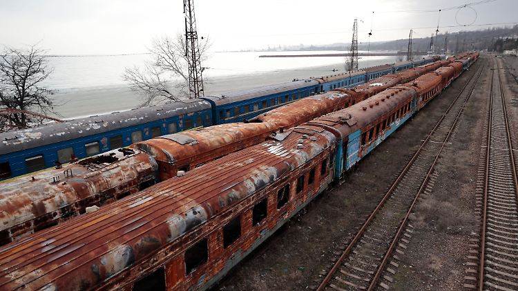 Ausgebrannte Waggons am Bahnhof in Mariupol.