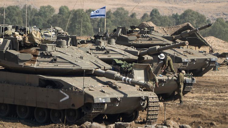 In der Nähe der Grenze zum Libanon sind israelische Panzer stationiert.