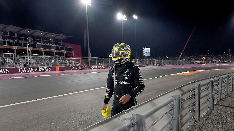 Ex-Formel-1-Weltmeister Lewis Hamilton war in Katar zu Fuß in die Boxengasse zurückgekehrt.