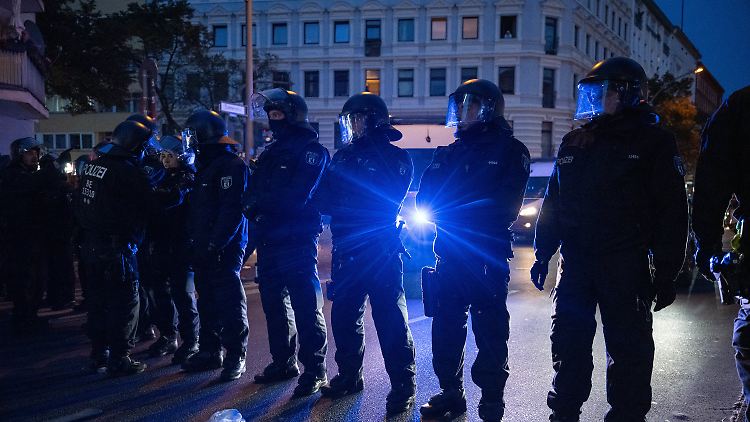 Polizisten im Berliner Stadtteil Neukölln: Hier kam es nach den Massakern in Israel zu Jubelfeiern.