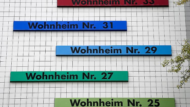 Mieten für WG-Zimmer in deutschen Hochschulstädten werden immer teurer. Auch bei den Studentenwohnheimen ist es schwierig, ein Zimmer zu ergattern.