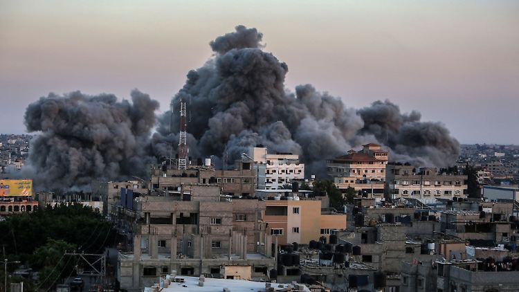 Rauchschwaden steigen nach israelischen Luftangriffen über dem Gazastreifen auf.